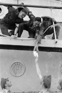 Sergeanten van de Koninklijke Marechausse overhandigen een brief of document aan, Bestanddeelnr 99-6-4