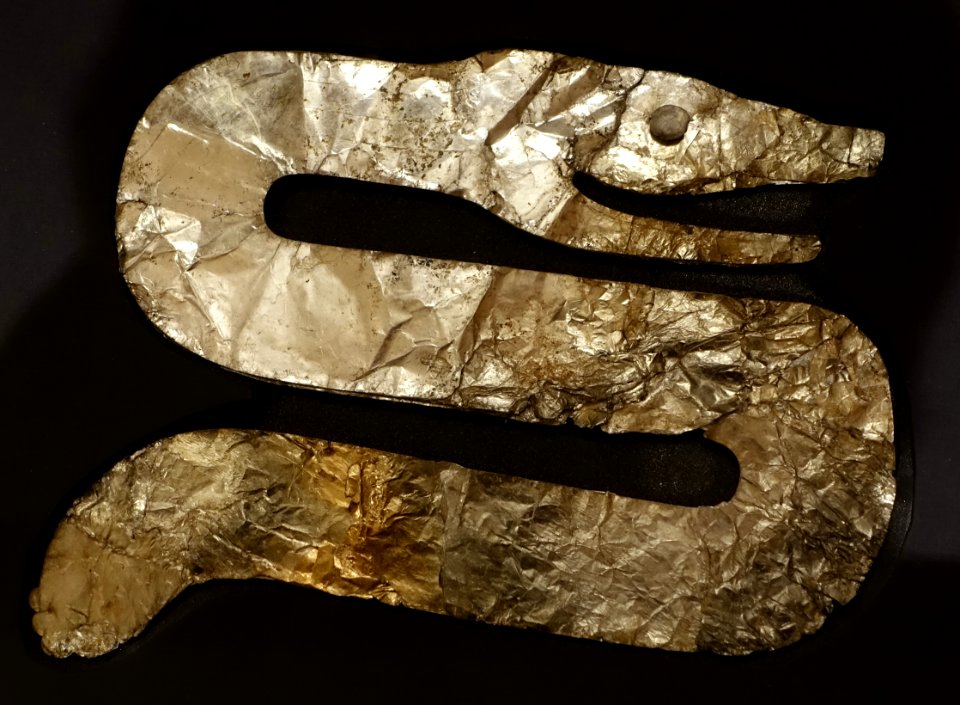 Serpent effigy, Hopewell culture, Turner Group, Mound 4, altar, Little Miami Valley, Ohio, 200 BC to 500 AD, mica - Native American collection - Peabody Museum, Harvard University - DSC06095