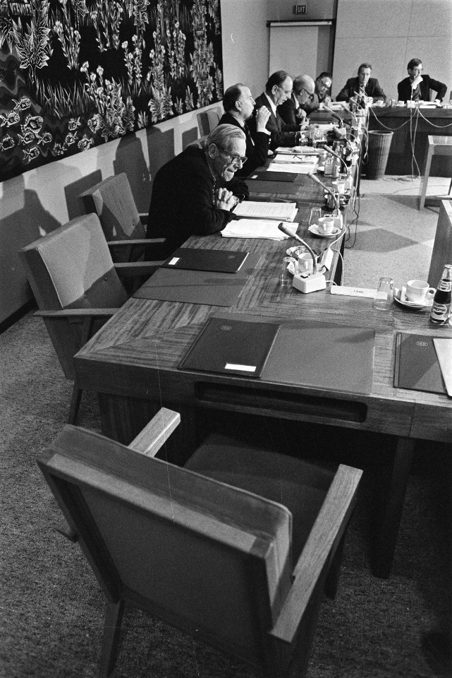 SER-overleg zonder vert. van FNV lege stoelen van de FNV-vertegenwoordiging Van, Bestanddeelnr 932-8102