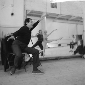 Serge Lifar bij repetitie van Nederlands Ballet, Bestanddeelnr 912-2425