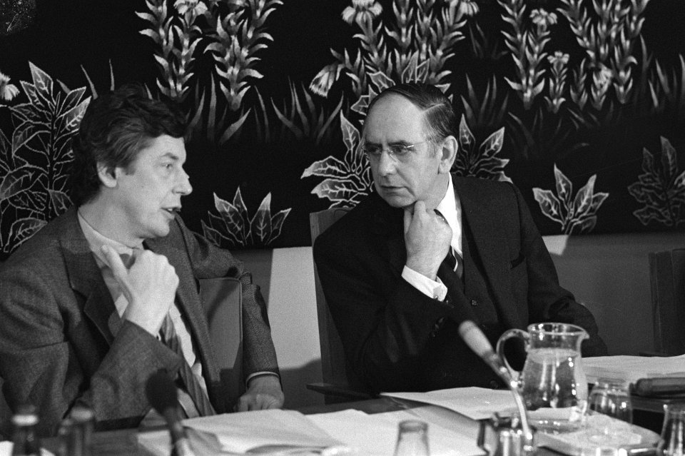SER-bijeenkomst over sociaal-economisch beleid op middellange termijn, FNV-voorzitter Kok in gesprek met SER-voorzitter De Pous, Bestanddeelnr 931-4860