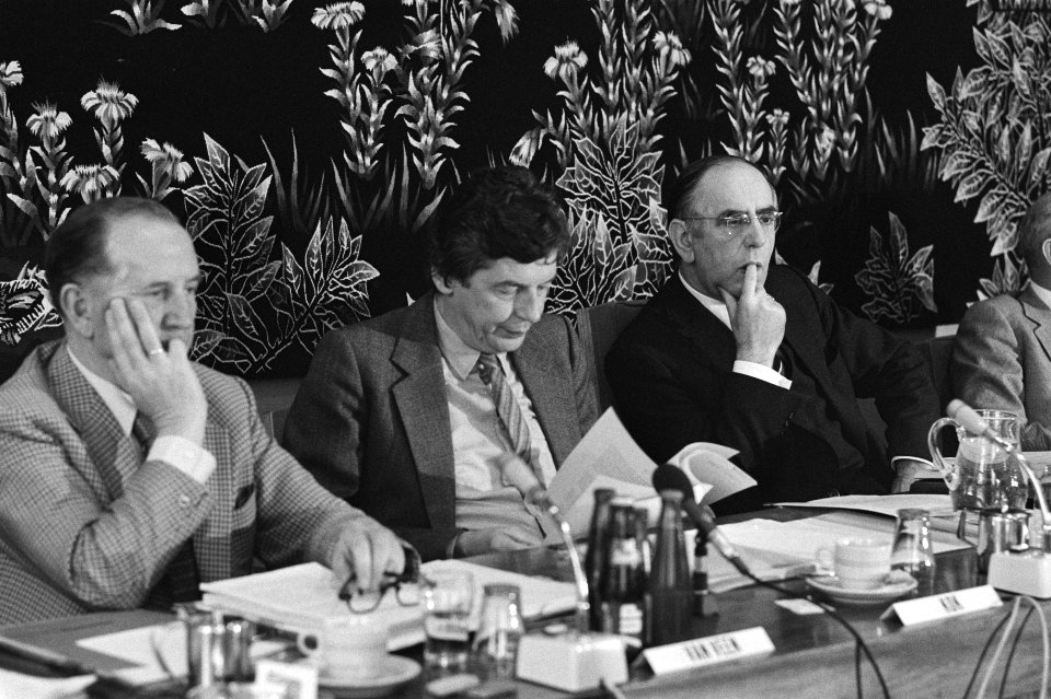 SER-bijeenkomst over sociaal-economisch beleid op middellange termijn, Van Veen (VNO), Kok (FNV) en voorzitter De Pous, Bestanddeelnr 931-4862