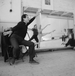 Serge Lifar bij repetitie van Nederlands Ballet, Bestanddeelnr 912-2424