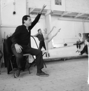 Serge Lifar bij repetitie van Nederlands Ballet, Bestanddeelnr 912-2429