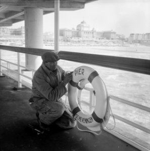 Serie over nieuwe Pier in Scheveningen Man bij reddingsboei, Bestanddeelnr 912-5026