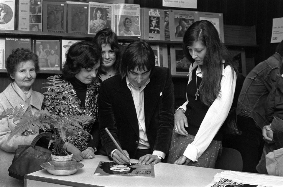 Serge Lama (Frans chansonnier) signeert platen in Bijenkorf in Amsterdam Serge , Bestanddeelnr 927-4831