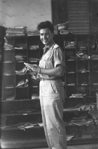 Sergeant in postkantoor, Bestanddeelnr 102-1-1 photo