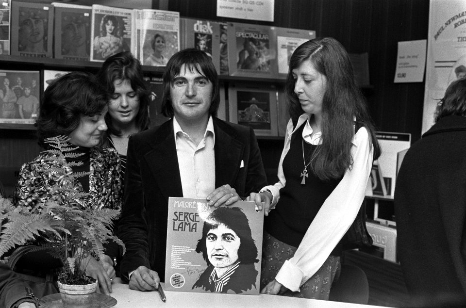 Serge Lama (Frans chansonnier) signeert platen in Bijenkorf in Amsterdam Serge , Bestanddeelnr 927-4830
