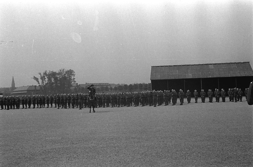 Serie OCTU-training te Aldershot voor Nederlandse officieren, samen met Britse c, Bestanddeelnr 934-9265