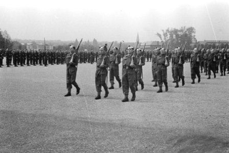 Serie OCTU-training te Aldershot voor Nederlandse officieren, samen met Britse c, Bestanddeelnr 934-9267
