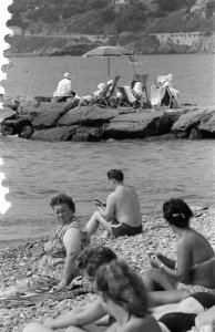 Serie nonnen op het strand in Italie, Bestanddeelnr 910-6079