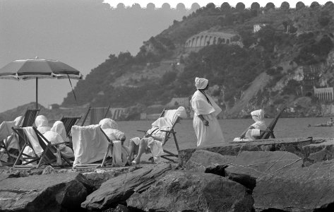 Serie nonnen op het strand in Italie, Bestanddeelnr 910-6076