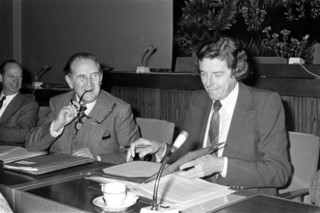 SER-overleg in Den Haag VNO-voorzitter Van Veen (l) FNV-voorzitter Kok, Bestanddeelnr 929-4434