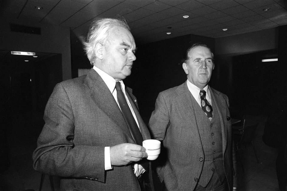 SER-overleg in Den Haag VNO-voorzitter Van Veen (r) en Van Eijkelenburg (Bouwb, Bestanddeelnr 929-4439