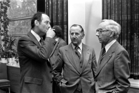 SER-overleg, vlnr Boersma (minister Sociale Zaken), Van Veen (voorzitter VNO, Bestanddeelnr 929-4196