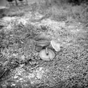 Serie Landmijnen ruimen bij Hoek van Holland. Duitse antipersoneel glasmijn (…, Bestanddeelnr 900-6489 photo
