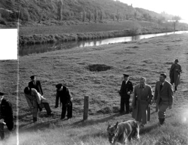 Serie Grenscorrectie bij Lobith en Elten. Ambtenaren gaan over prikkeldraad, Bestanddeelnr 903-3249
