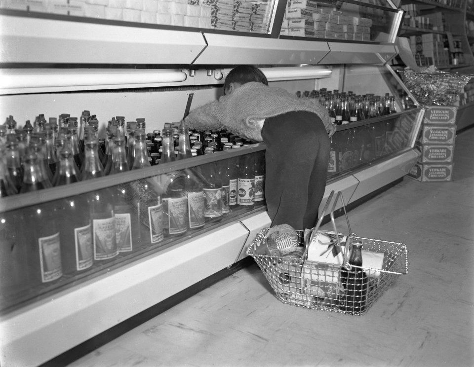 Serie jongetje in zelfbedieningswinkel, Bestanddeelnr 907-4157
