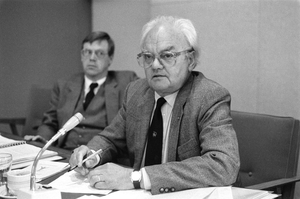 SER-vergadering over sociale zekerheid ncw-voorzitter Van Eijkelenburg, Bestanddeelnr 933-0185