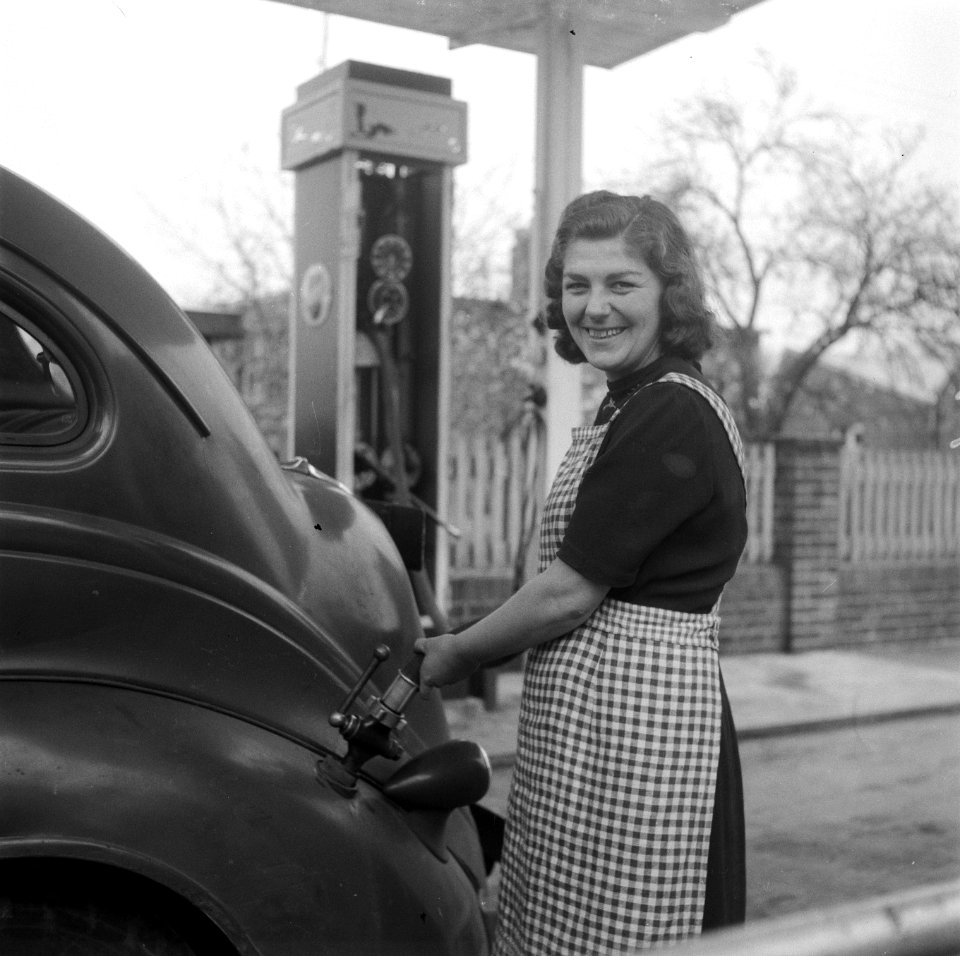 Serie grenscorrectie Duitsland. Meisje benzinepomp, Bestanddeelnr 902-6976