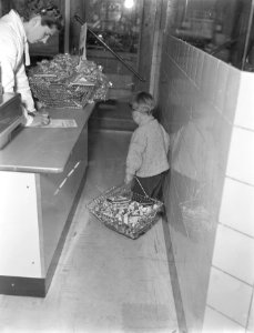 Serie jongetje in zelfbedieningswinkel, Bestanddeelnr 907-4159