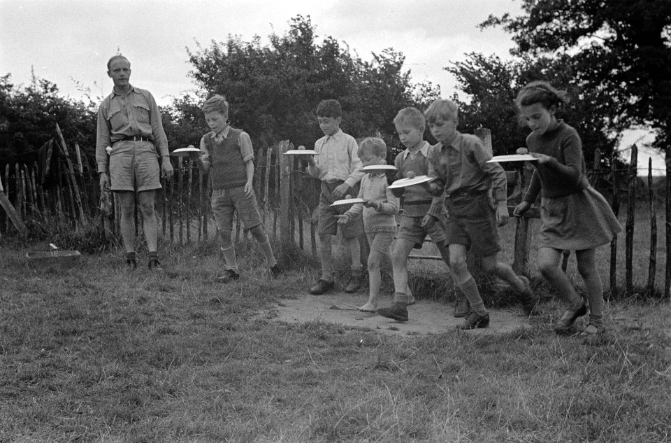Serie Nederlandse kinderen op vakantie. Spel met aardappels en borden, Bestanddeelnr 935-2569