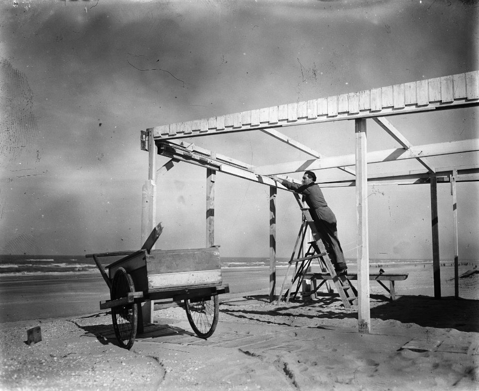 Serie in Zandvoort opdracht Batavus. Opbouw paviljoen , Bestanddeelnr 902-6448