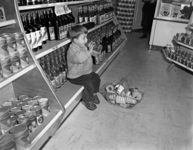Serie jongetje in zelfbedieningswinkel, Bestanddeelnr 907-4158