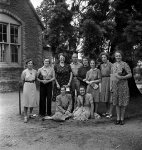 Serie Nederlandse kinderen op vakantie. De begeleiders o.l.v. mevr. Marsman, Bestanddeelnr 935-2565