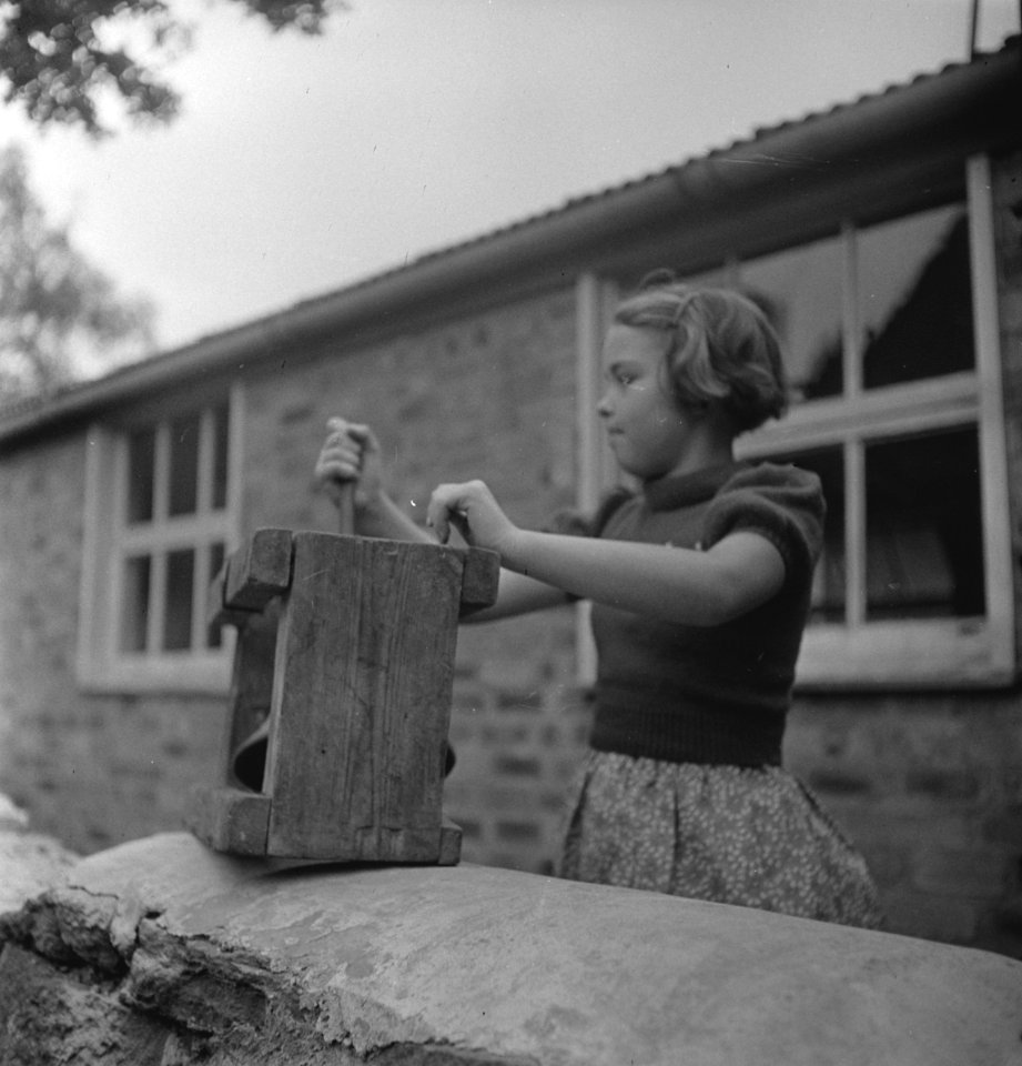 Serie Nederlandse kinderen op vakantie. Meisje luidt bel in groentekistje, Bestanddeelnr 935-2572