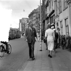 Serie Juffrouw in wit mantelpak . Zie ook 82428 tm 35, Bestanddeelnr 908-2383