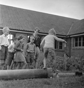 Serie Nederlandse kinderen op vakantie. Spelletje evenwichtsbalk, Bestanddeelnr 935-2571