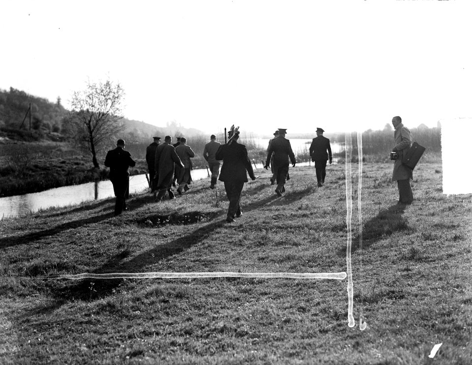 Serie Grenscorrectie bij Lobith en Elten. Ambtenaren Waterstaat lopen langs de , Bestanddeelnr 903-3247