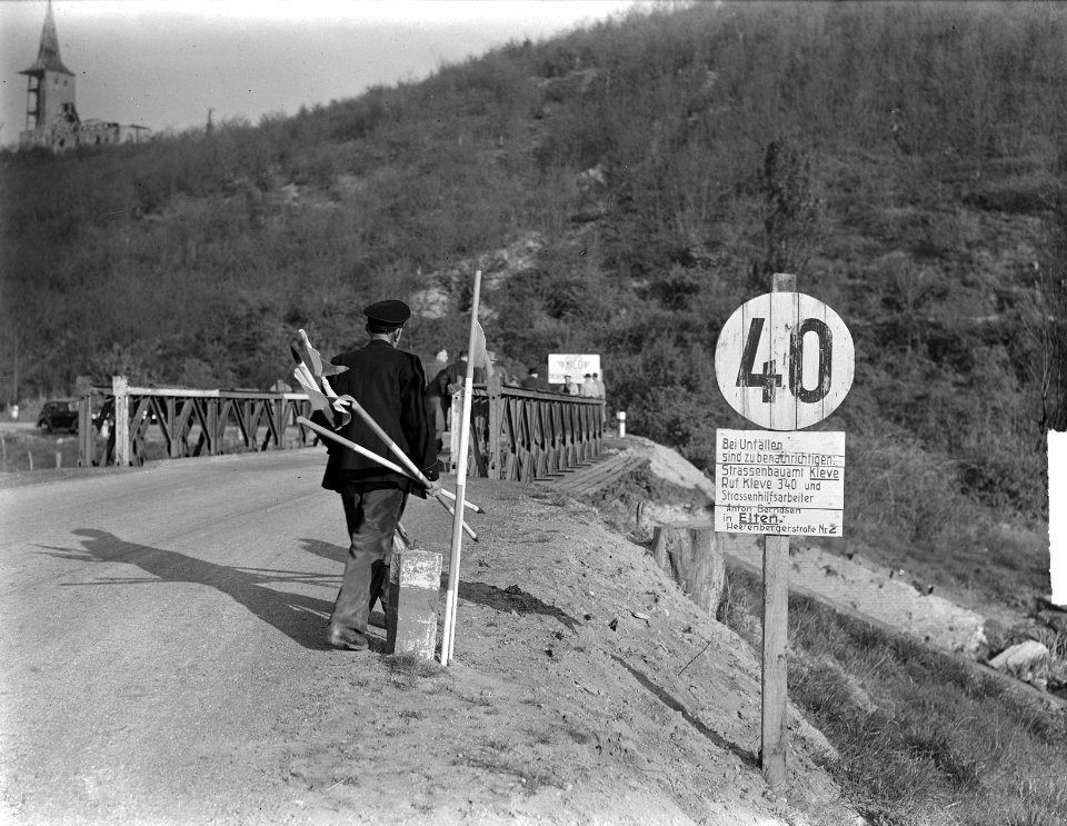 Serie Grenscorrectie bij Lobith en Elten. Grensvlag bij brug, Bestanddeelnr 903-3250