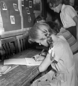Serie Nederlandse kinderen op vakantie. Een meisje is bezig met het schrijven v, Bestanddeelnr 935-2566