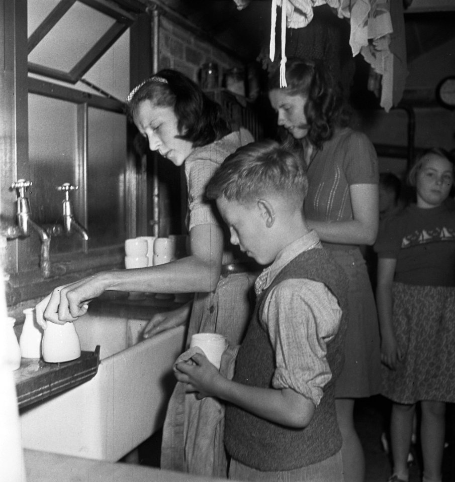 Serie Nederlandse kinderen op vakantie. Corvee, afwassen, Bestanddeelnr 935-2577