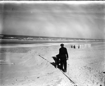 Serie in Zandvoort opdracht Batavus. Man met kruiwagen op strand, Bestanddeelnr 902-6445