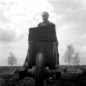 Serie grenscorrectie Duitsland. Man met kruiwagen, Bestanddeelnr 902-6971