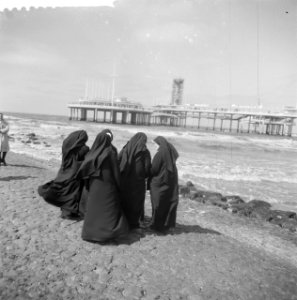 Serie over nieuwe Pier in Scheveningen Nonnetje bij de pier, Bestanddeelnr 912-5023