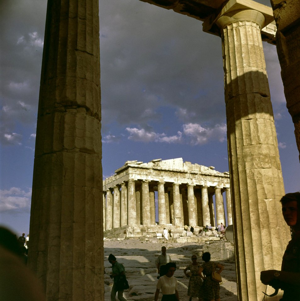 Serie Jamboree en Griekenland tussen pilaren van Acropolis door het Pathenon, Bestanddeelnr 254-7368