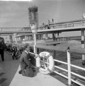 Serie over nieuwe Pier in Scheveningen Arbeider verzorgt de reddingsboeien, Bestanddeelnr 912-5012