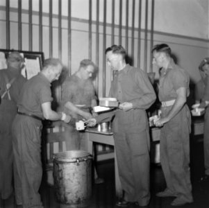 Serie over de hulp die de boeren van de Canadese troepen kregen Soldaten met me, Bestanddeelnr 900-5522