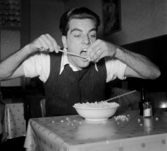 Serie rijst eten met stokjes (auteur Consenheim), Bestanddeelnr 905-3375