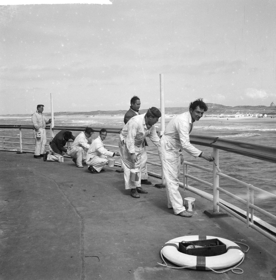 Serie over nieuwe Pier in Scheveningen Arbeiders schilderen omheining, Bestanddeelnr 912-5014