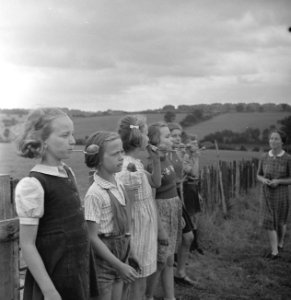 Serie Nederlandse kinderen op vakantie. Het spelletje 'eieren lopen' met aardap, Bestanddeelnr 935-2568