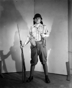 Serie studiofoto's met man in militaire uitrusting van het KNIL, Bestanddeelnr 935-1887