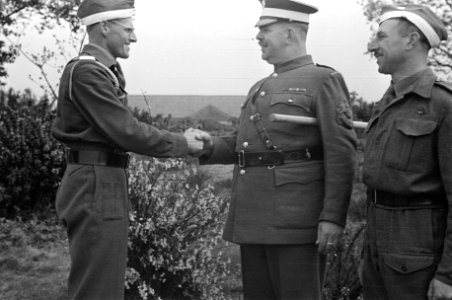 Serie OCTU-training te Aldershot voor Nederlandse officieren, samen met Britse c, Bestanddeelnr 934-9273