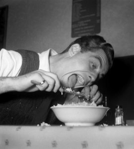 Serie rijst eten met stokjes (auteur Consenheim), Bestanddeelnr 905-3378