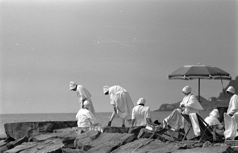 Serie nonnen op het strand in Italie, Bestanddeelnr 910-6074