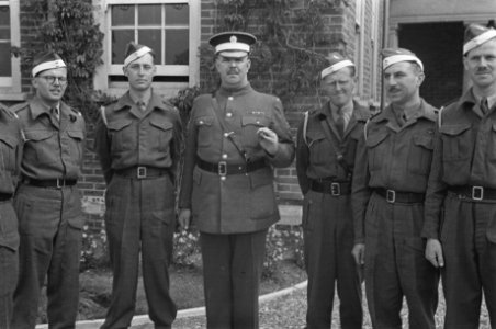 Serie OCTU-training te Aldershot voor Nederlandse officieren, samen met Britse c, Bestanddeelnr 934-9271